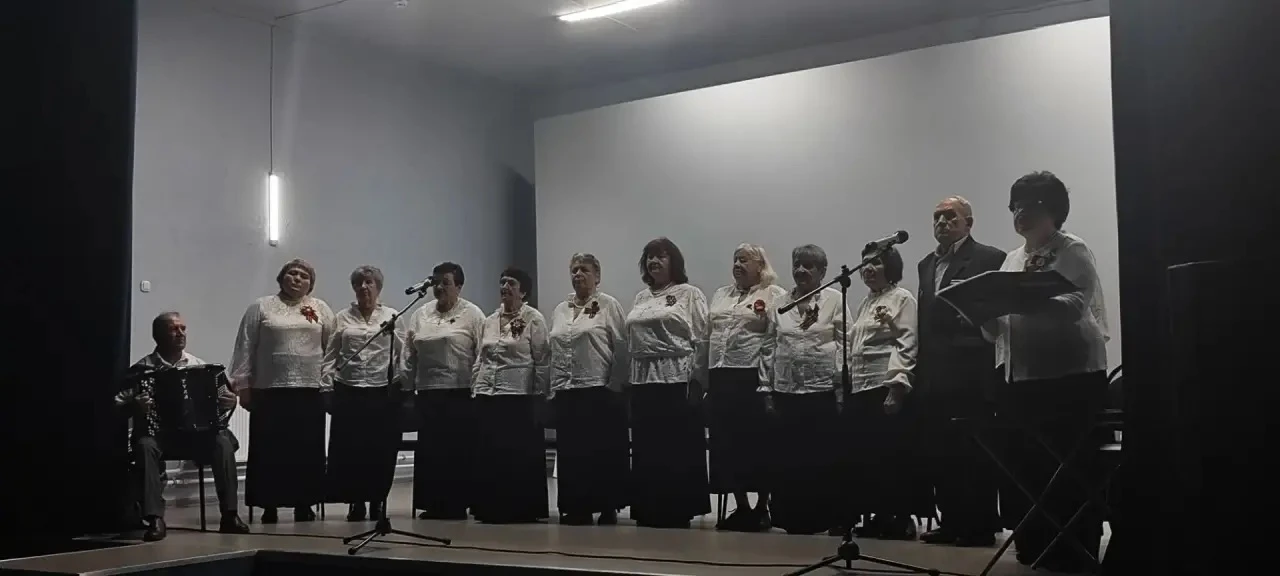 Сегодня в ККЗ «Ласточка» царила особая атмосфера. Со сцены звучали песни, пронизанные д...