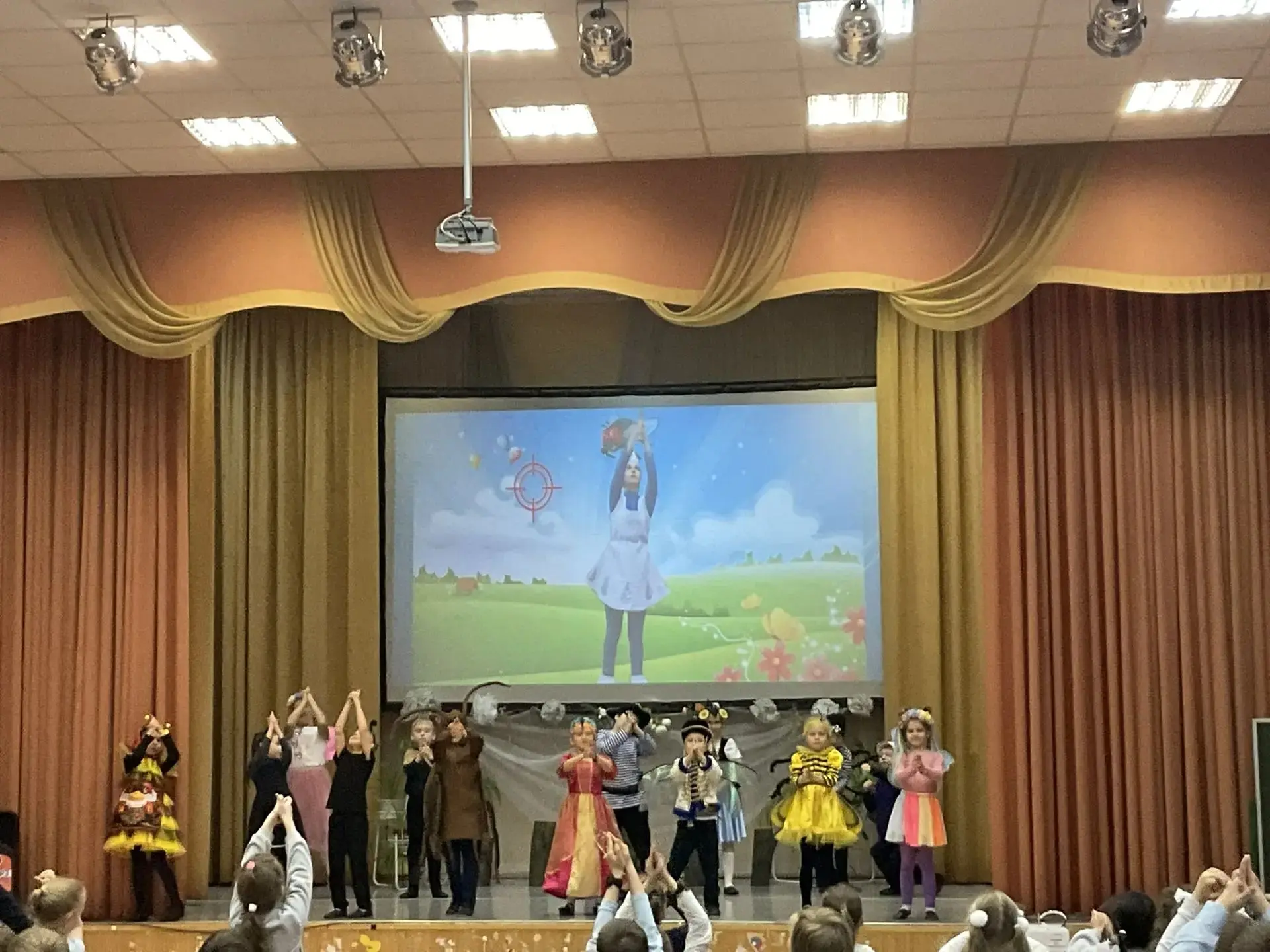 ✨ Волшебный день в нашем актовом зале! ✨
🎭 Состоялись сразу два показа спектакля «Муха‑Цокотуха» по