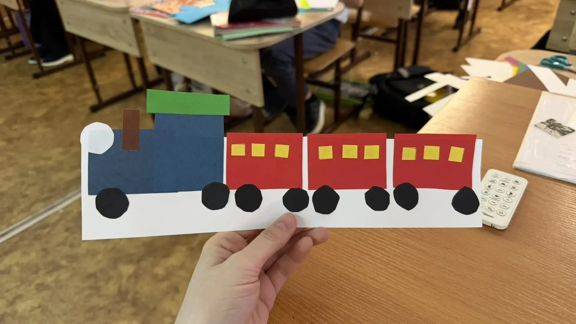 🚂 Творческий урок: 3Б создаёт аппликации «Паровоз» на математике и конструировании! 🛠️  Ученики 3Б к
