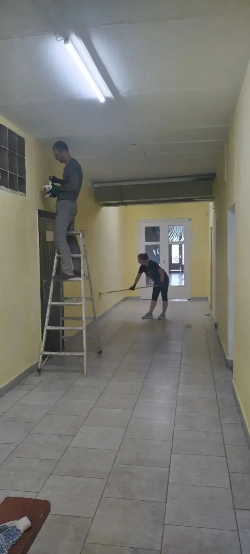 🎨 Школьные коридоры обновляются: работаем вместе!

Сегодня у нас был особенный день — трудовой деса