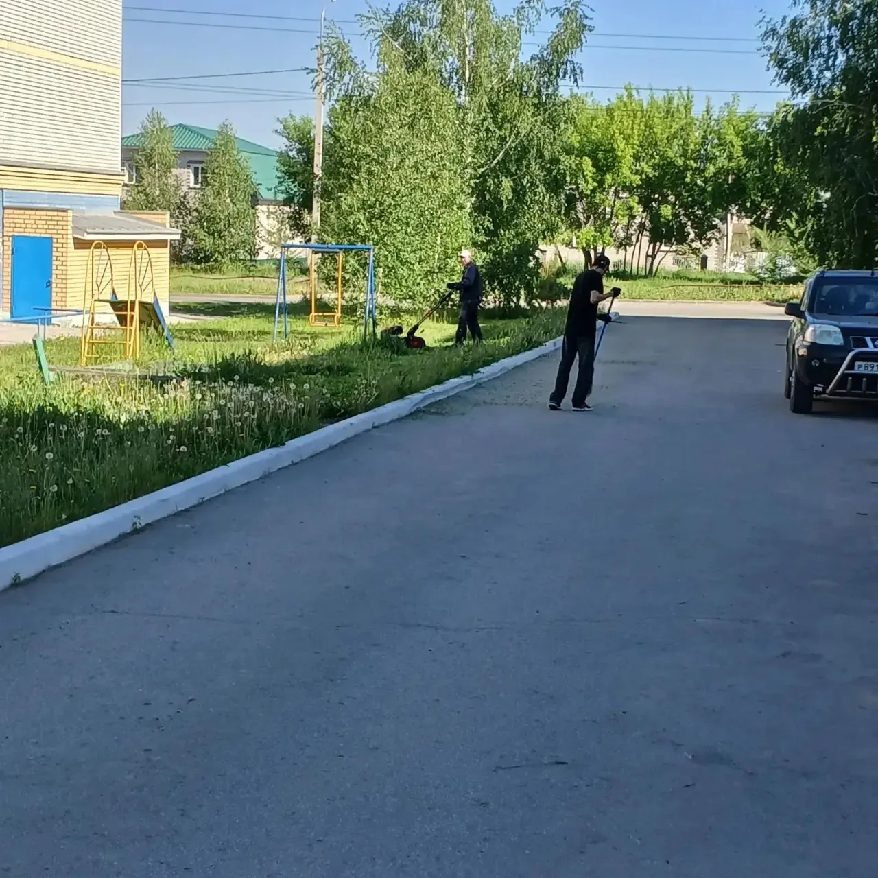 🌿Обкашивание травы дворовой территории Космонавтов 23.