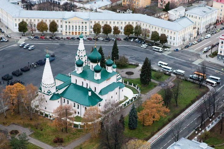 На посещение знаменитых ярославских храмов XVII века остаётся всё меньше времени, ведь ...