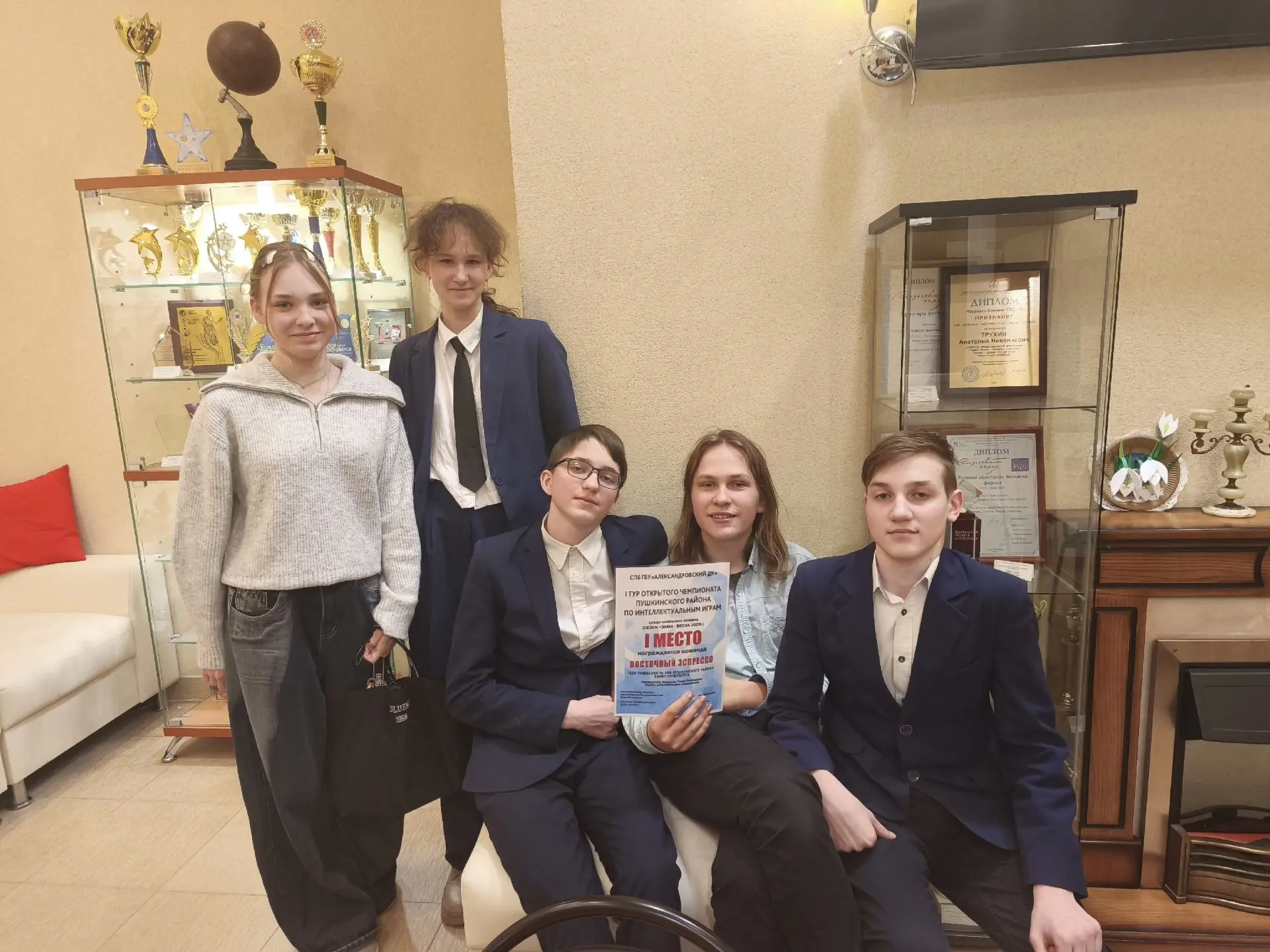 Команды гимназии №406  вновь оказались лучшими в  районном чемпионате по интеллектуальным играм: ком