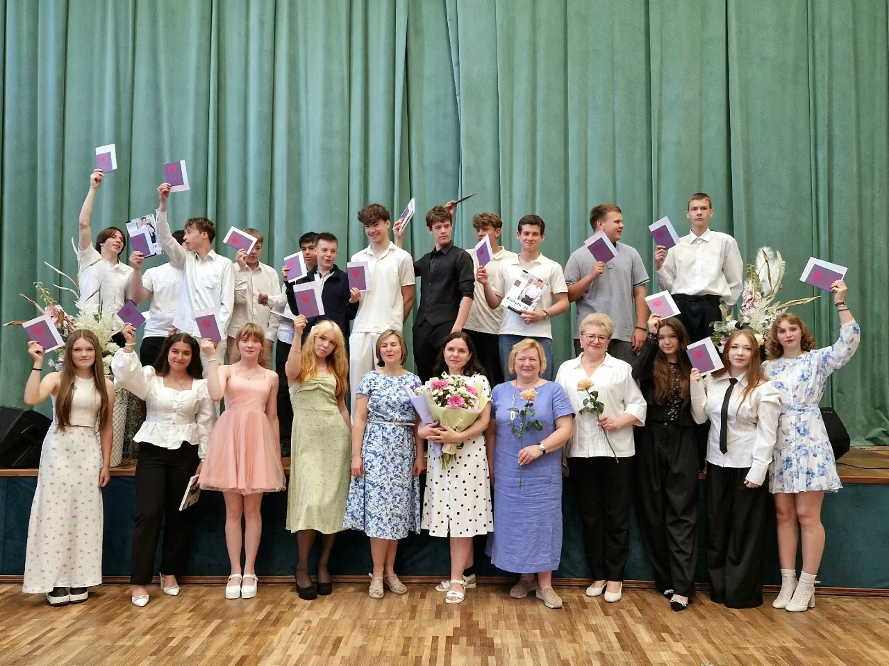 🎓 Выпускной в 9-х классах!

Наши ребята получили свои первые аттестаты! Это был важный и важный эта