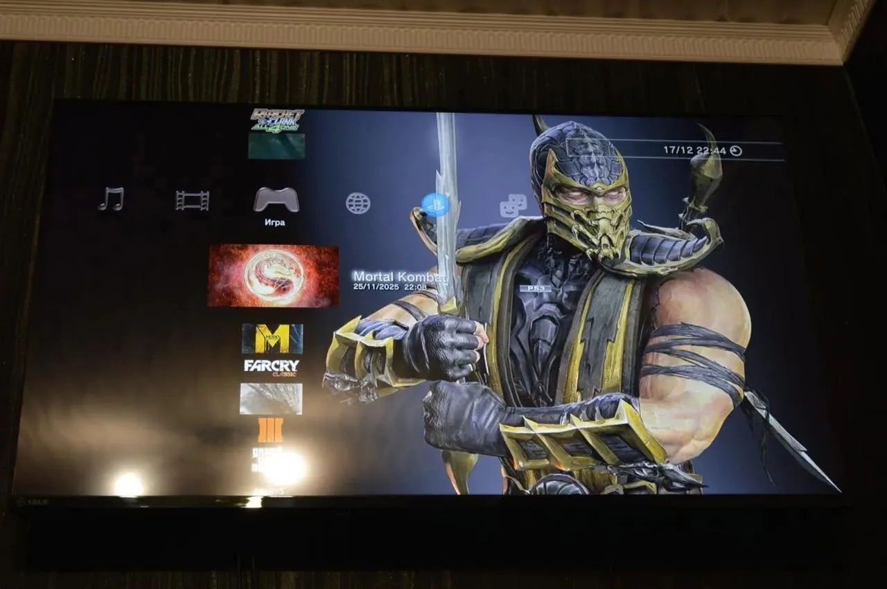 Продам Sony PlayStation 3 super slim, прошита hen можно устанавливать игры с флешки и н...