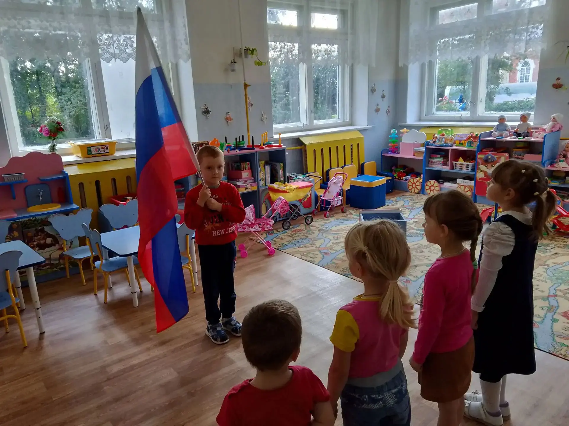 Сегодня в нашем детском саду особенная атмосфера — торжественная, немного волнующая и о...