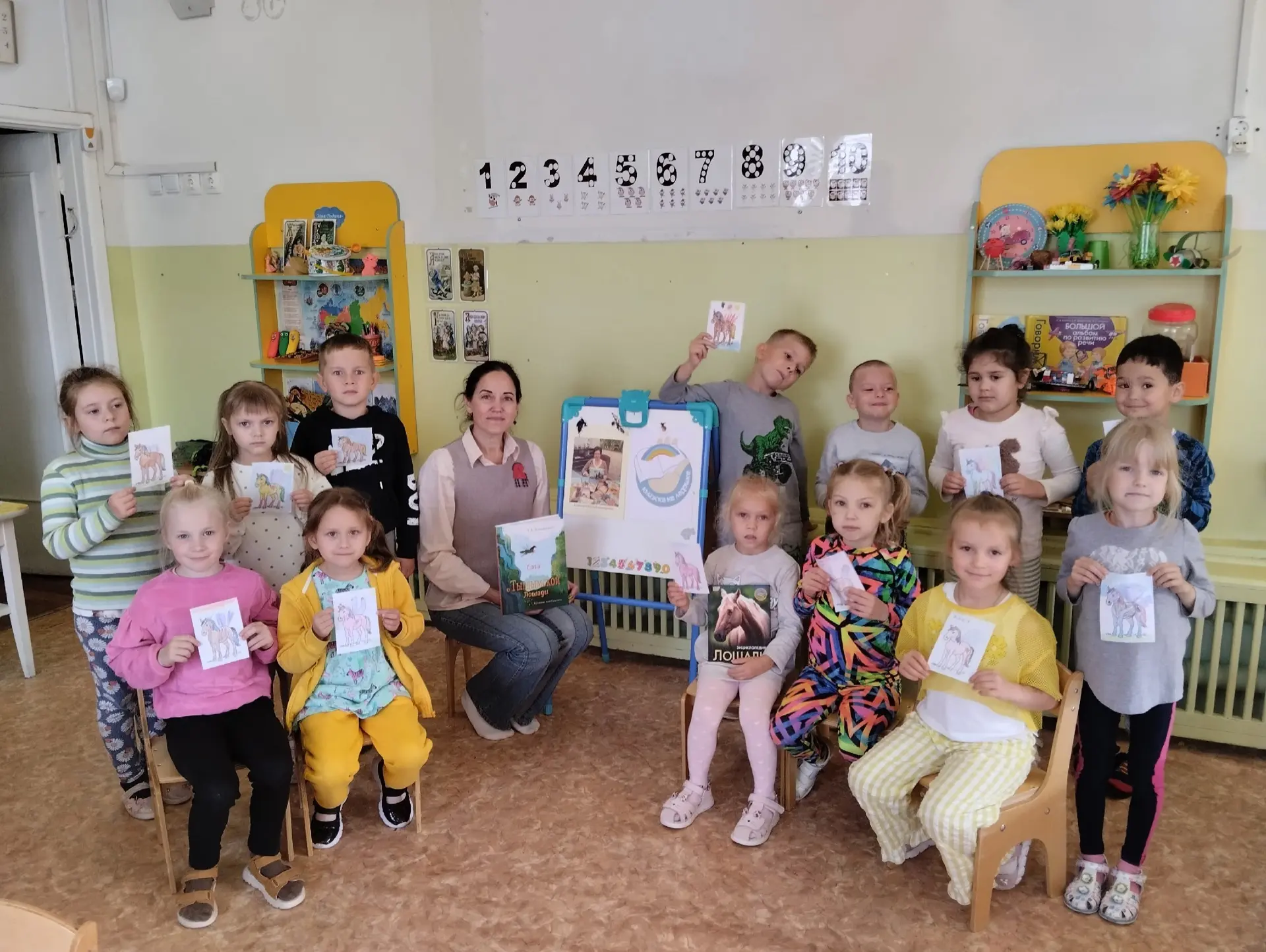 В группу 1.3 "Ладушки"  в гости заглянула сотрудник  Детско-юношеской библиотеки имени ...