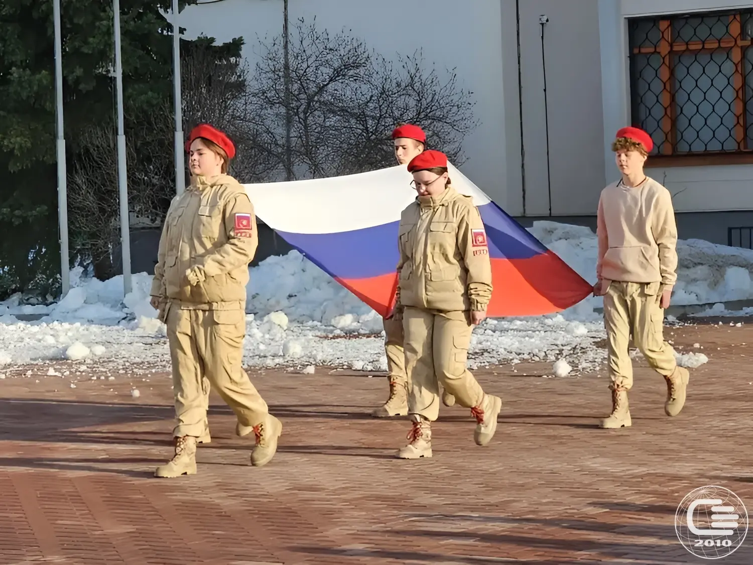 🇷🇺 Понедельник начинается с флага и гимна  Традиционно утро понедельника в нашей школе началось с то