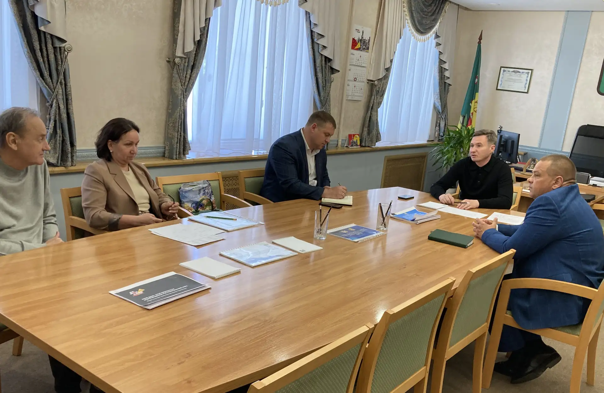 Провёл рабочее совещание по вопросам расширения сети пассажирских перевозок на территор...