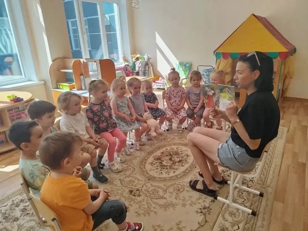 Добрый день. В нашей младшей группе мы с радостью читаем добрые и интересные сказки, которые помогаю