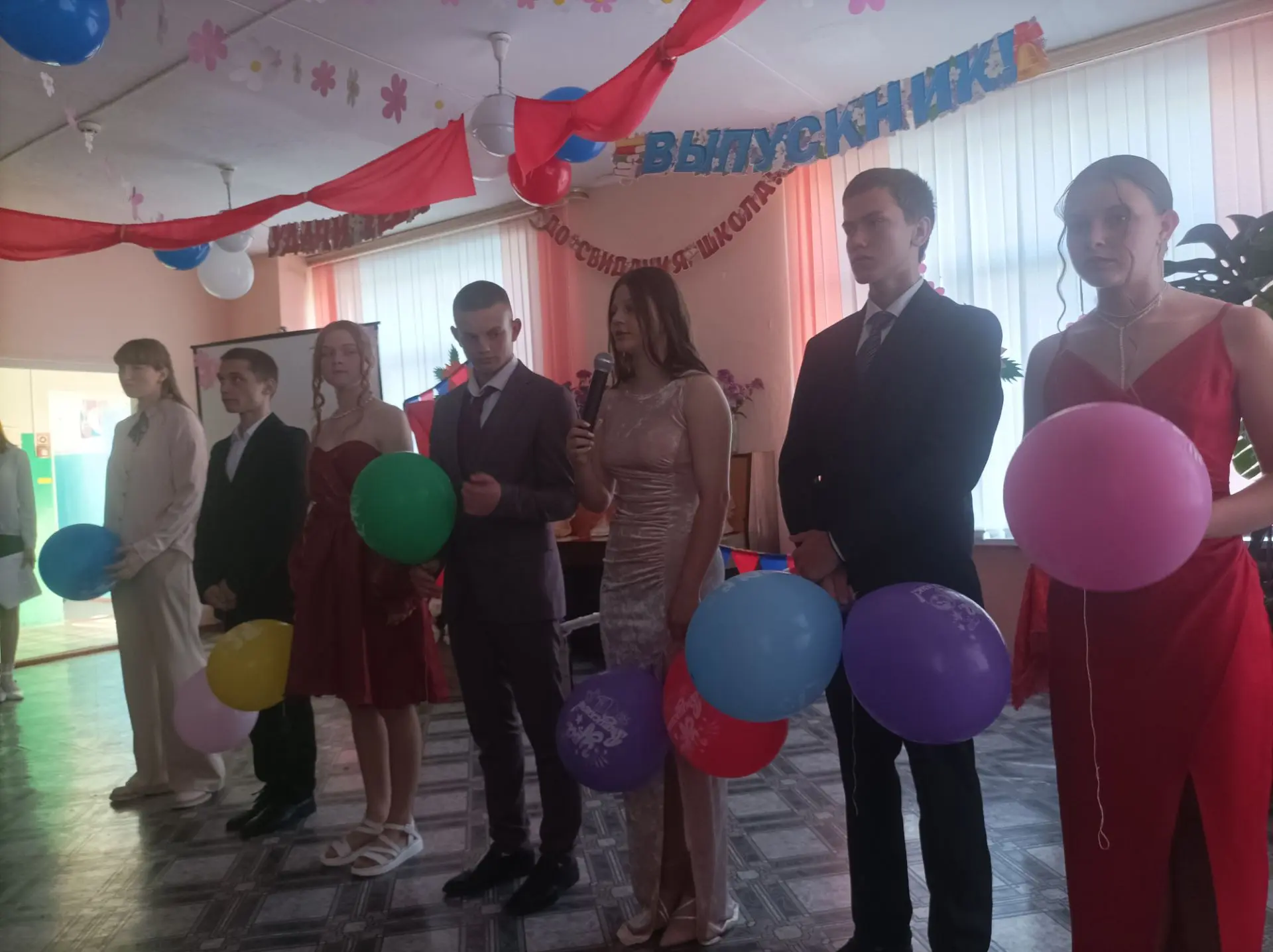 Выпускной вечер — одно из важных событий в жизни школьников. Ребята прощаются с детством, получают а