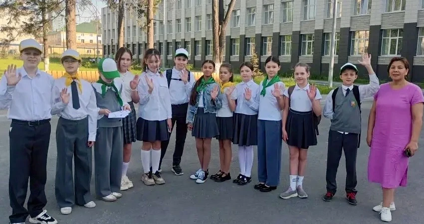 🚦Сегодня ребята из отряда ЮИД совместно с сотрудниками ГИБДД в рамках профилактического мероприятия 