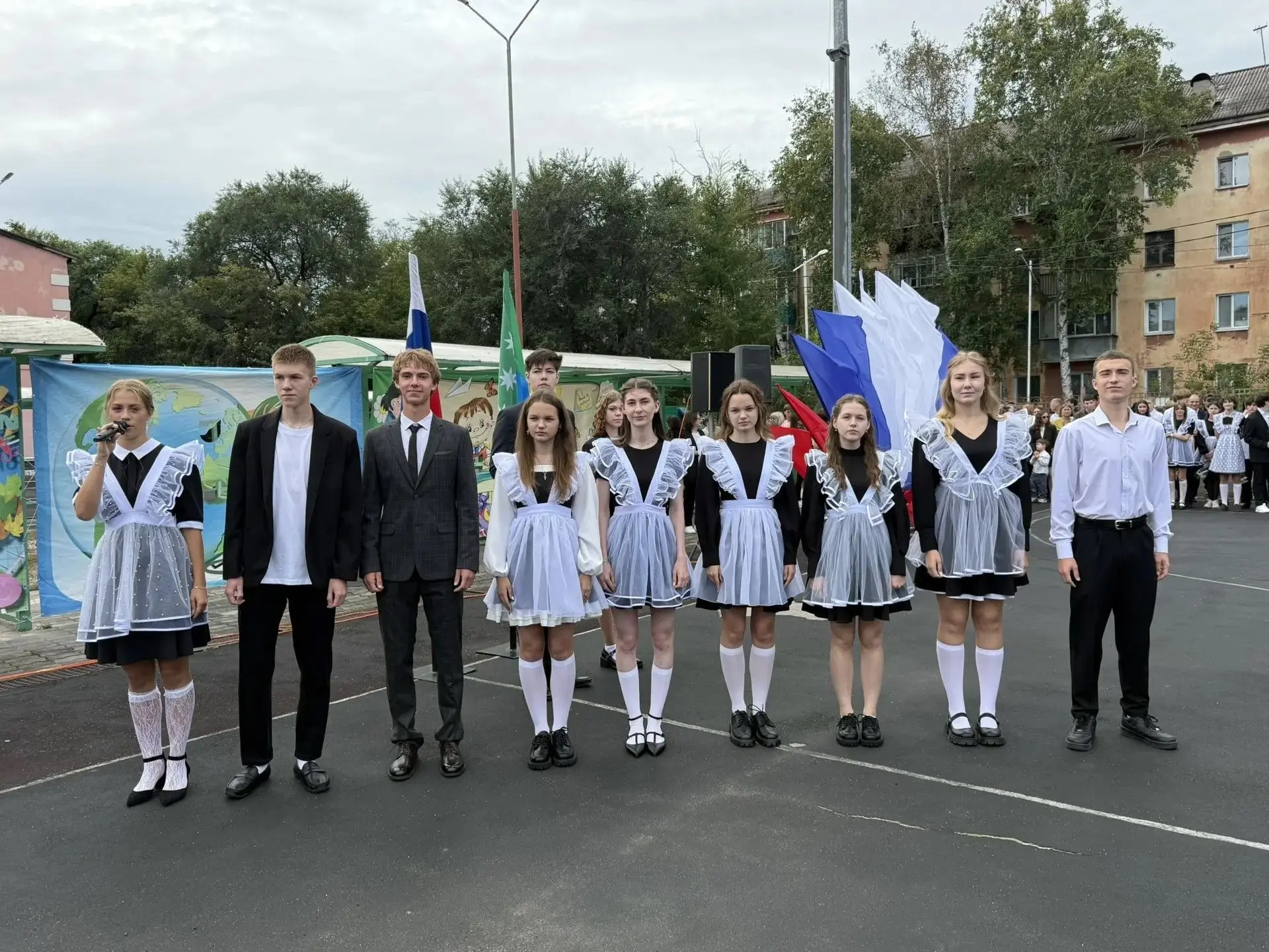 1 сентября ребята собрались в школьном дворе на первую линейку, посвященную Дню Знаний....