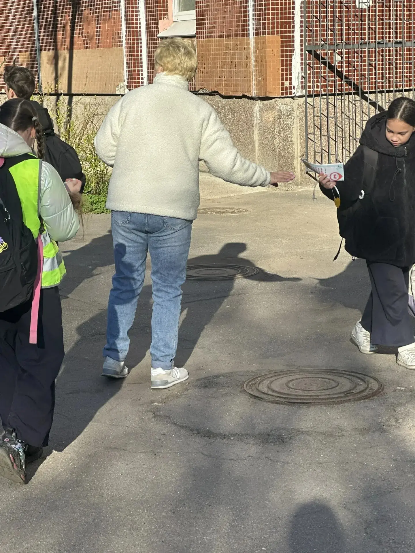 🚦 Юные инспекторы движения в деле: безопасность на дороге – это важно!  Ученики 6А класса вместе с р
