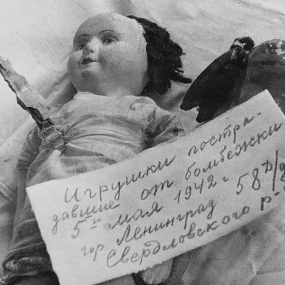 Перед Вами фотографии, сделанные в детском доме №58 города Ленинграда в дни блокады (пр...