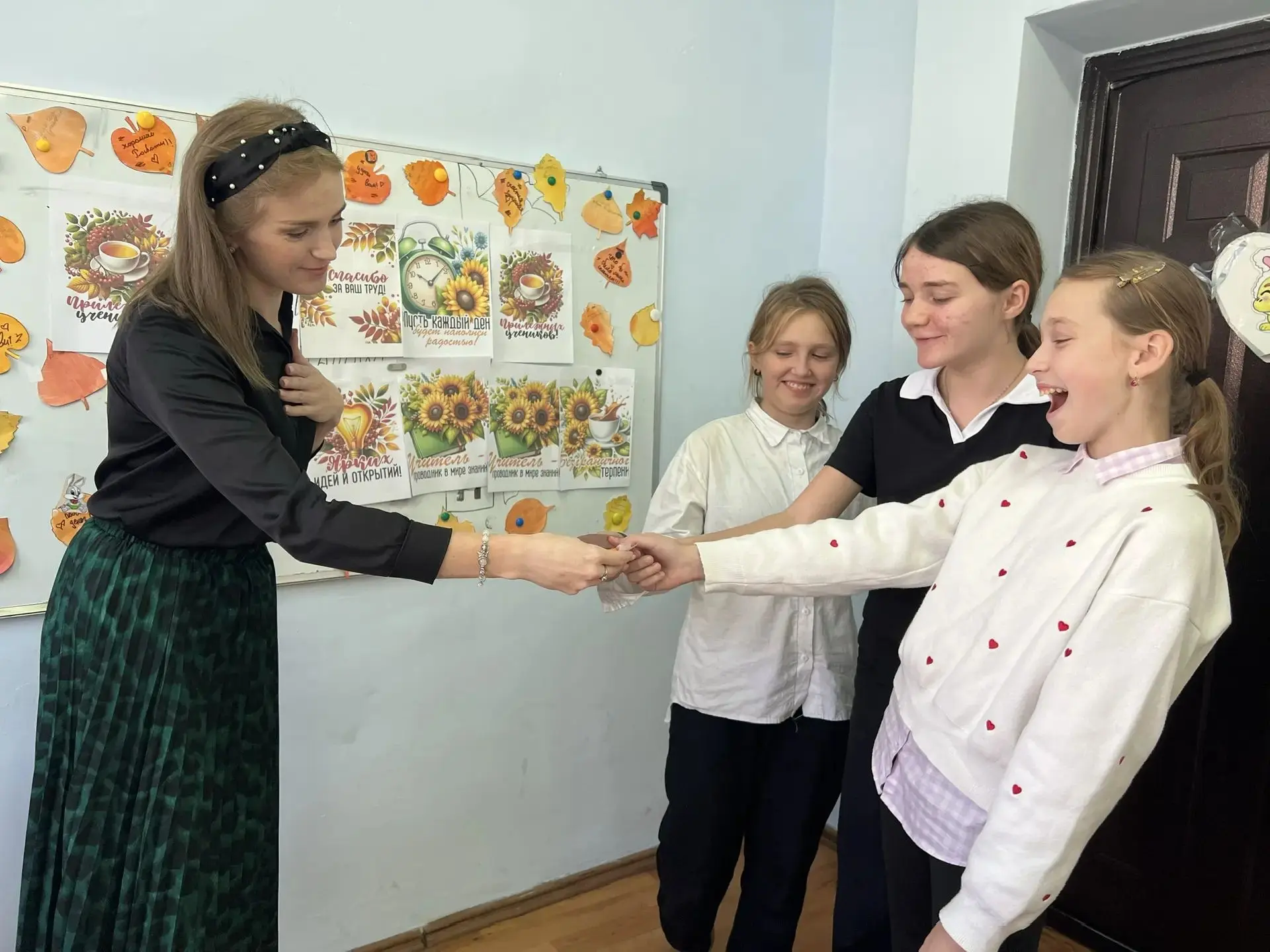 💐 Букет добрых слов: 5 «В» поздравляет любимого учителя!