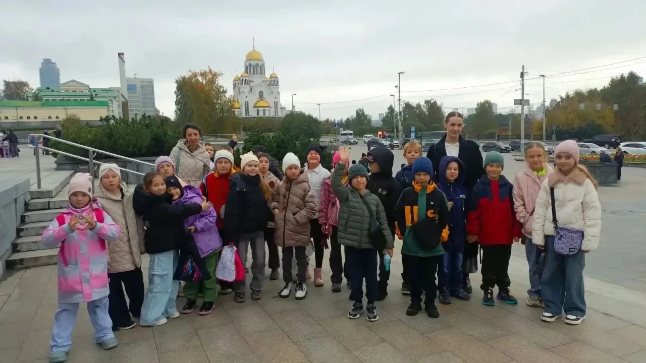 Культурное путешествие в мир театра: 2 «Б» и 3 «Б» на спектакле «Цветик-семицветик». 🎭
