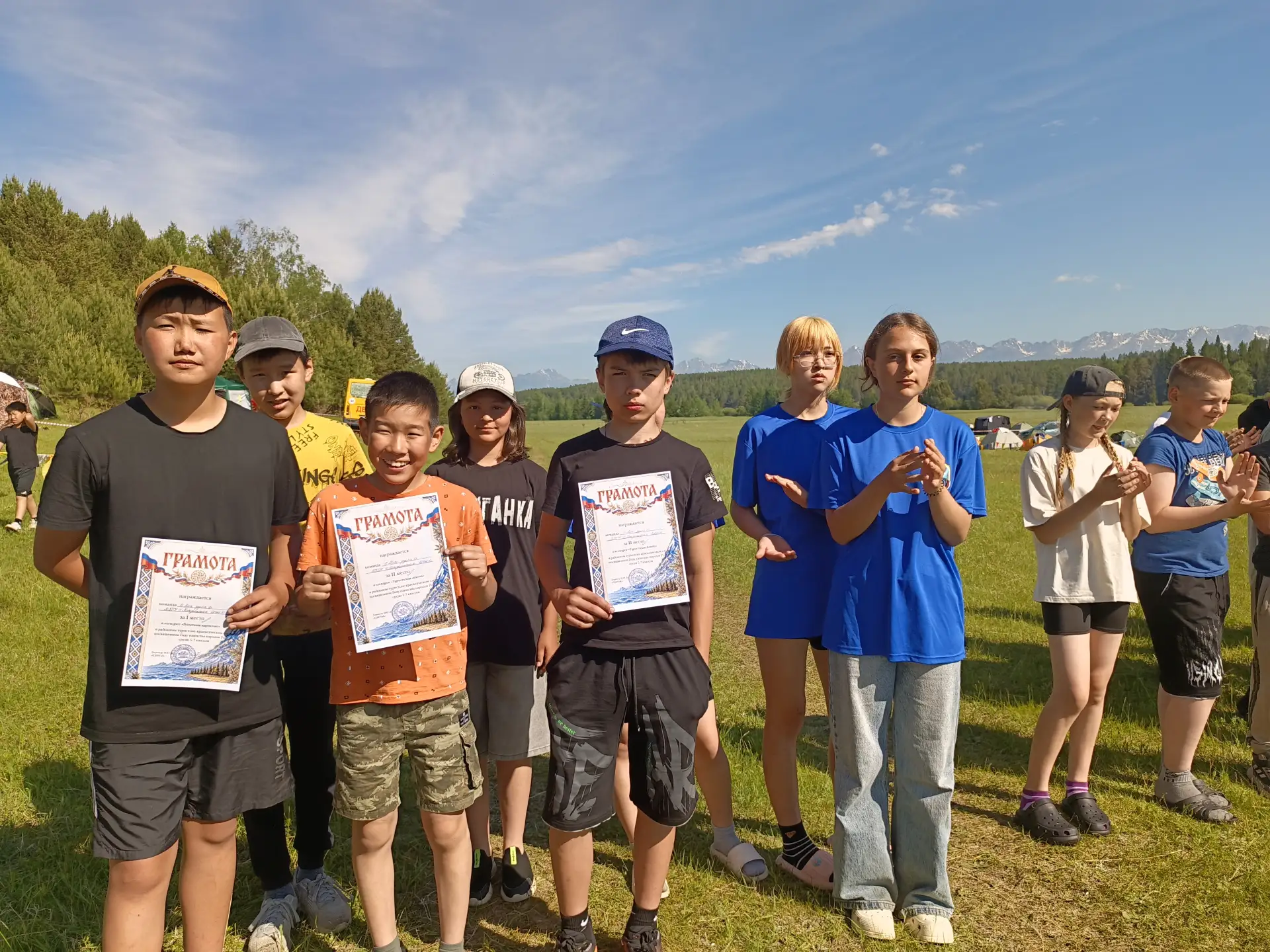 🏕 День второй: утро на Зактуе началось с построения!

Доброе утро с туристического слёта! В местнос