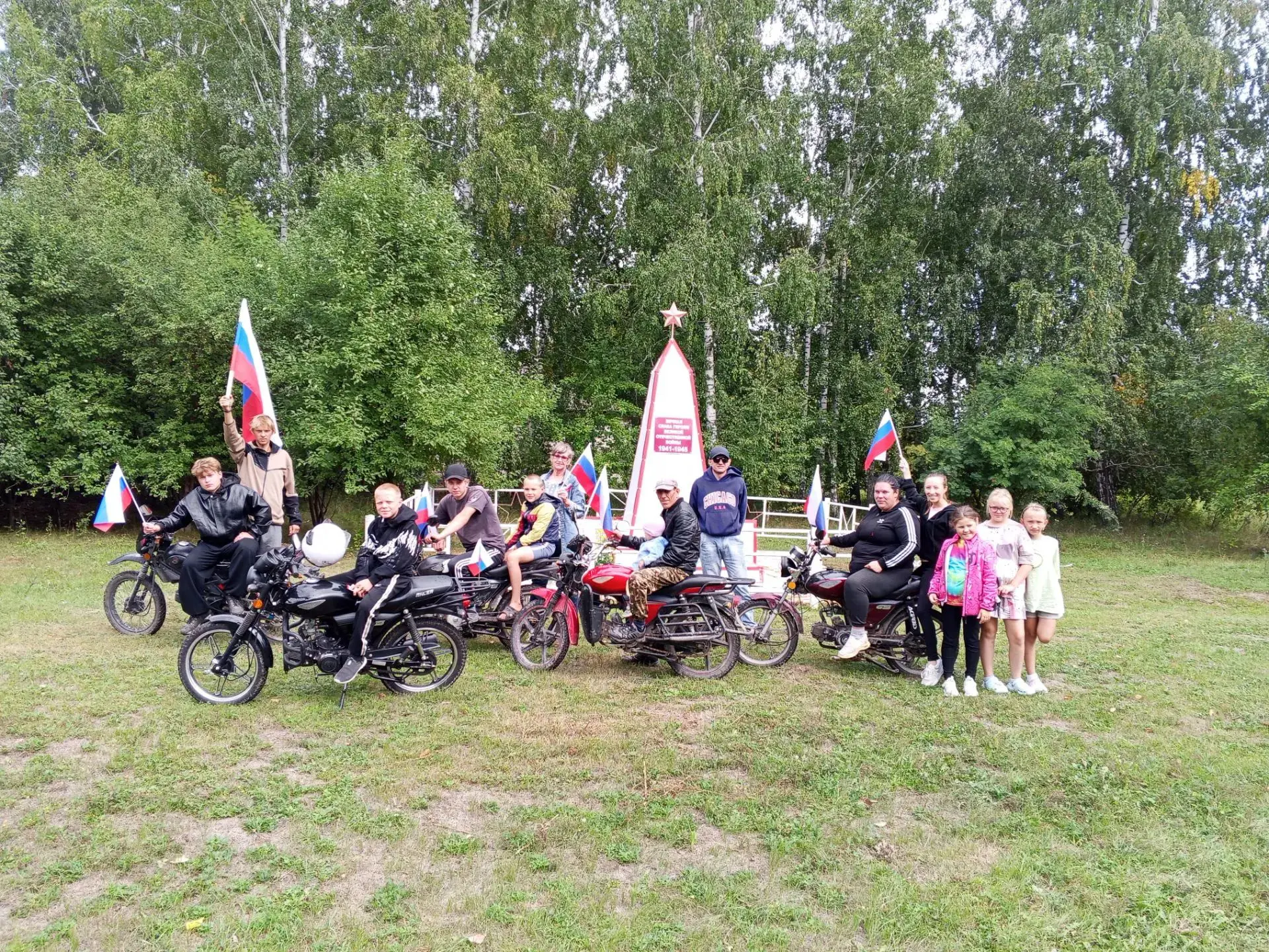 В Усть-Камышенке отметили День флага