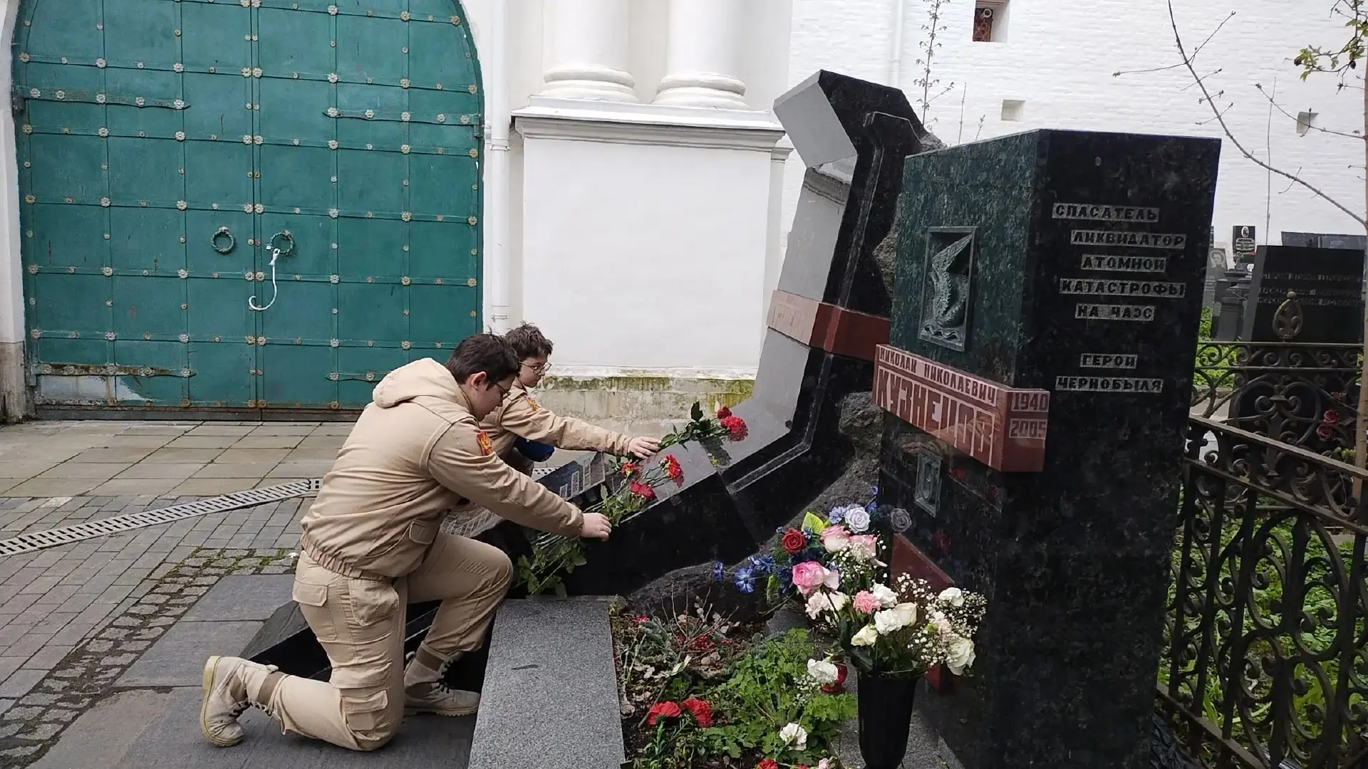🎗В преддверии Дня Победы юнармейцы-волонтеры провели важную акцию на Новодевичьем кладбище.  • Убрал