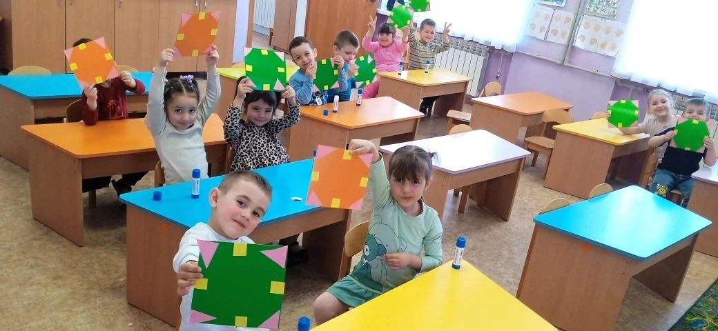 НОД Аппликация "Узор в квадрате" в разновозрастной группе "Солнышко" (3-5 лет)
Цель:формирование уме
