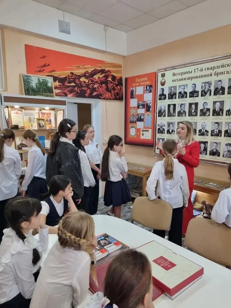 🎖 В рамках марафона «Наследники Победы» ученики 5«Э» класса побывали на экскурсии в музее Боевой Сла