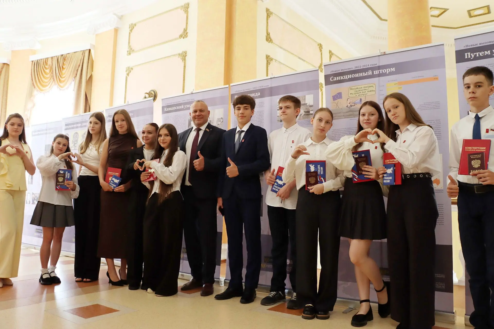 ⚡️🇷🇺Стойкость и героизм народа: в Брянской областной Думе открылась выставка ко Дню России «Защита