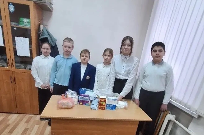 🇷🇺Орлята -добровольцы собрали медикаменты для наших бойцов в зоне СВО. Обучающиеся 7 ...