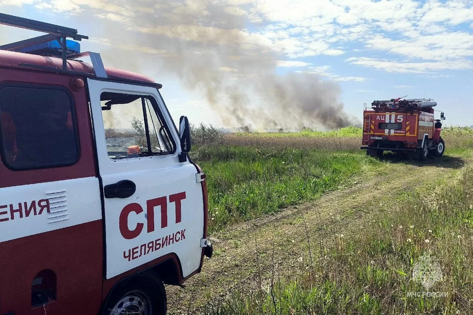 🔥 Под Челябинском разгорелся ландшафтный пожар  Рядом с поселком Фатеевка горит камыш. Пожар охватил