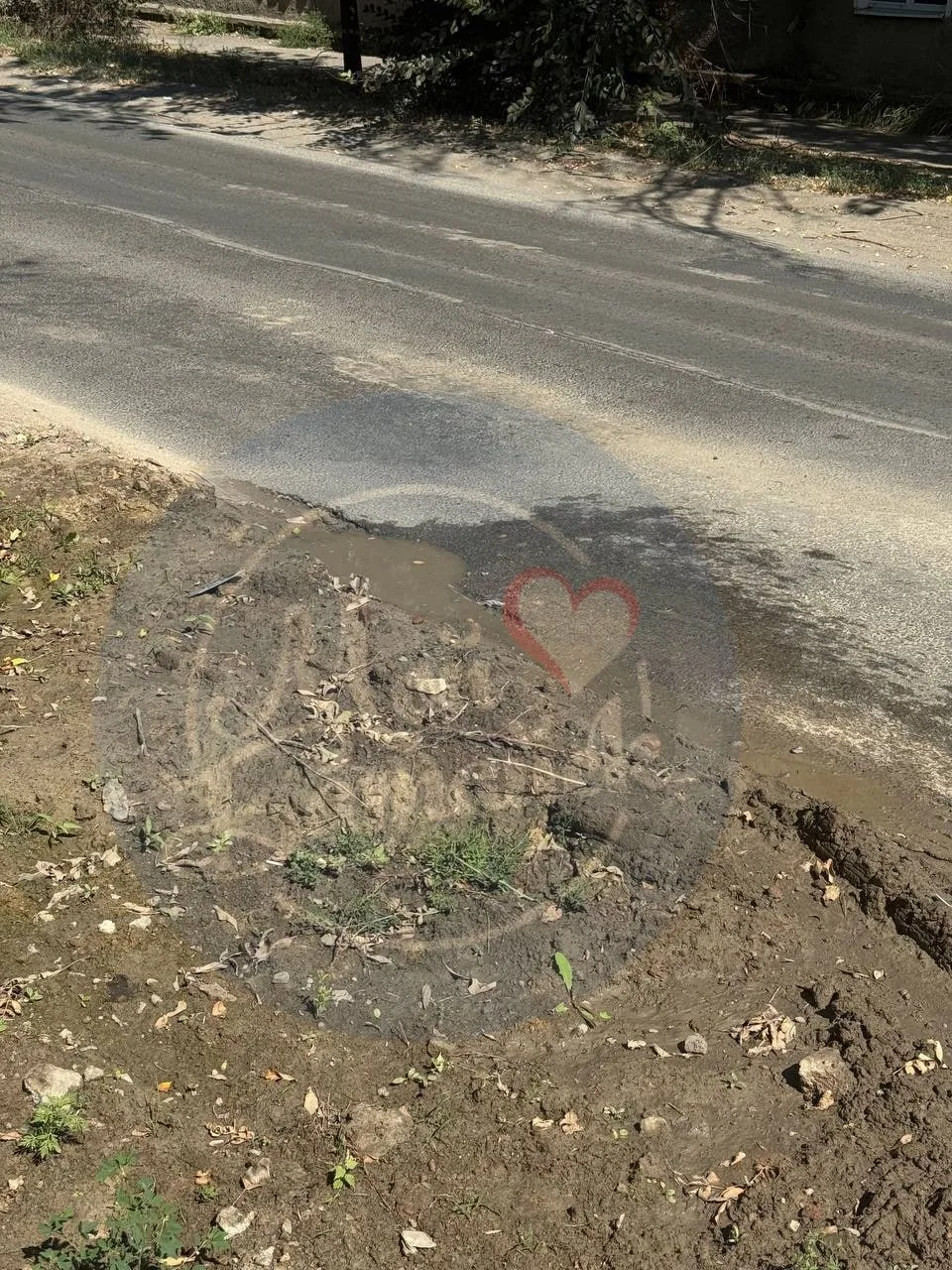 После ремонта Водоканала у дома 176 течёт вода