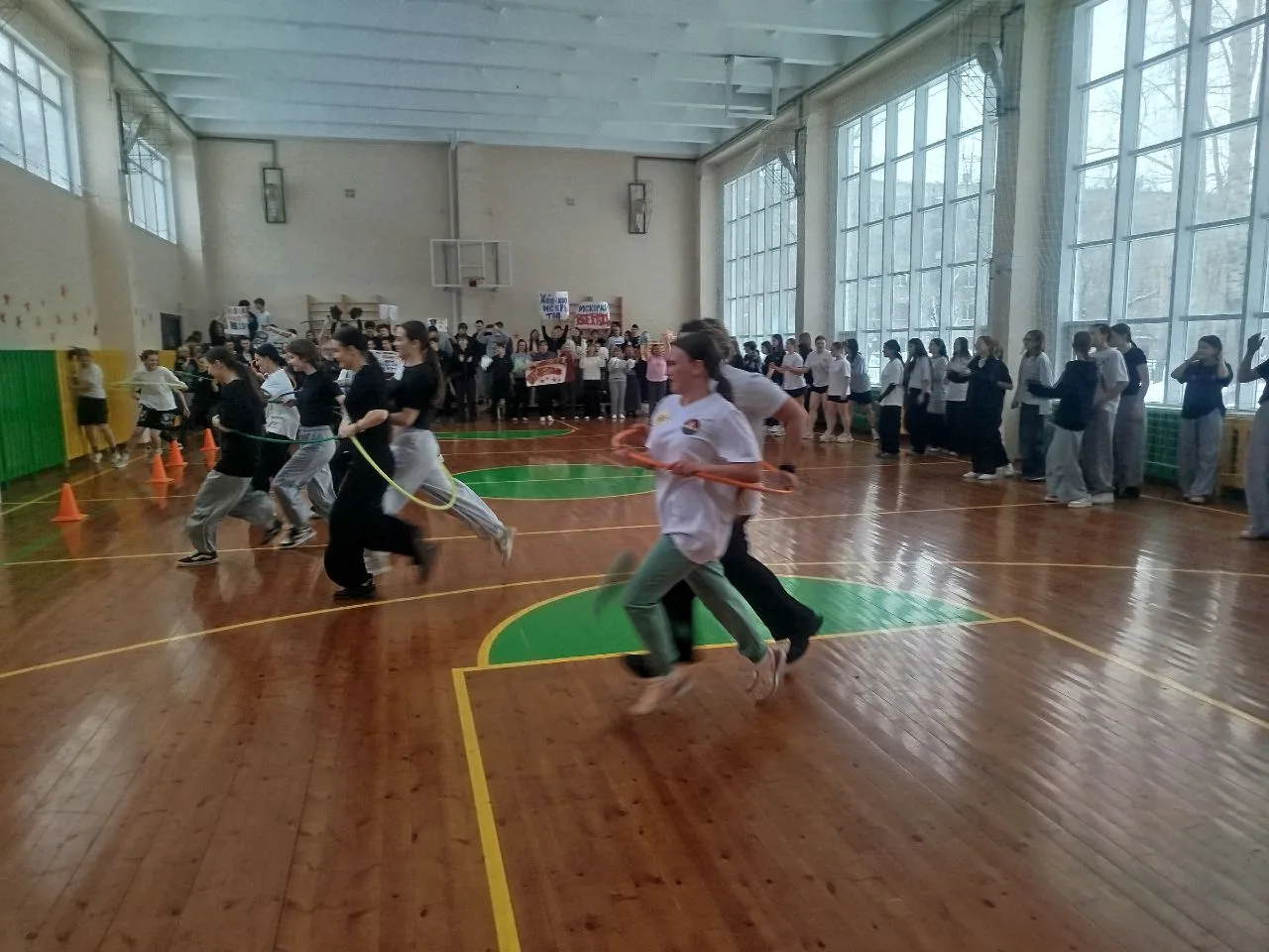 Спортивный фестиваль "А ну-ка, девочки", посвящённый Международному женскому дню, продолжается и мы 