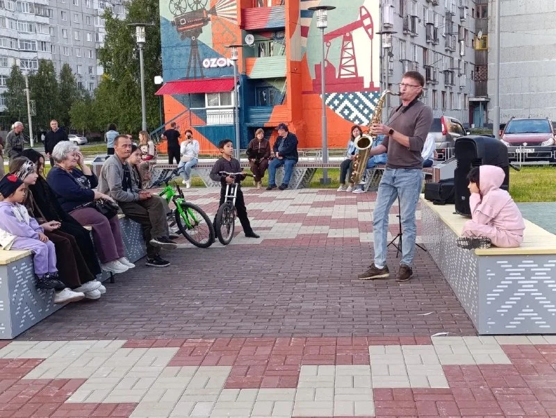 Когда ещё увидишь руководителя управления культуры, играющего на музыкальном инструмент...