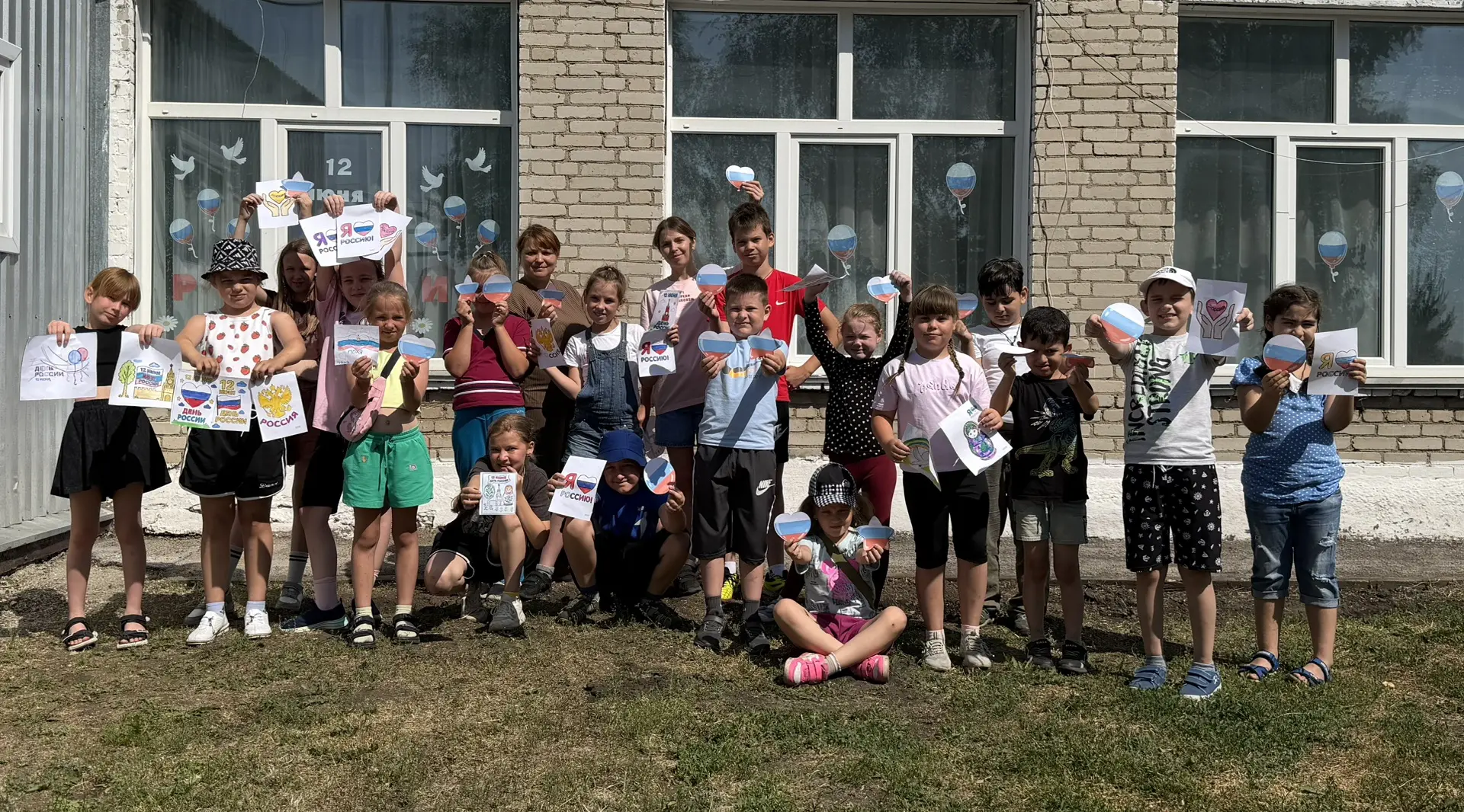 Родиной горжусь🇷🇺

🤍 В преддверии Дня России активисты Первых и Орлята нашей школы приняли участи