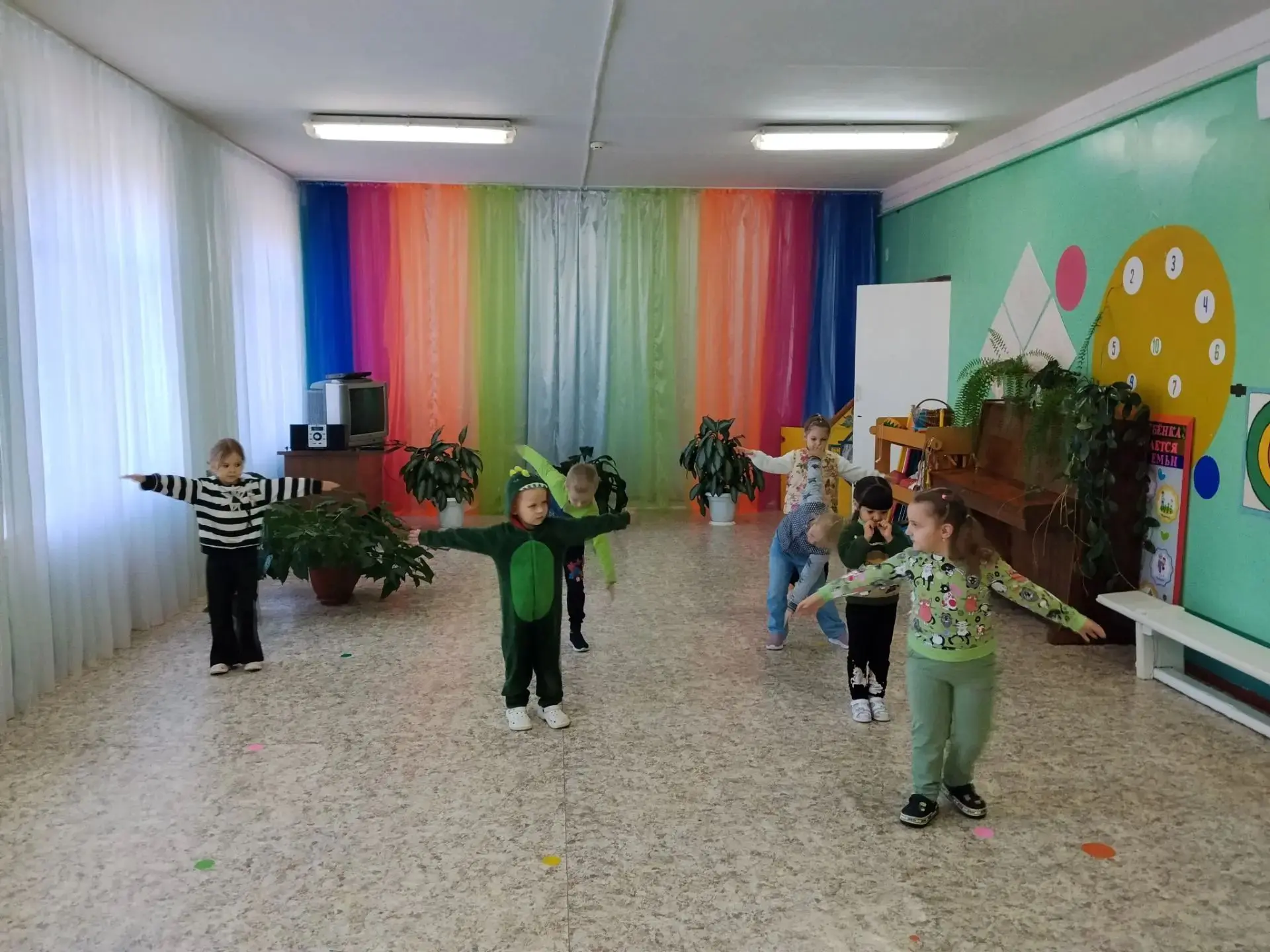 Добрый вечер, уважаемые родители! Сегодня наше утро в детском саду началось с активной ...