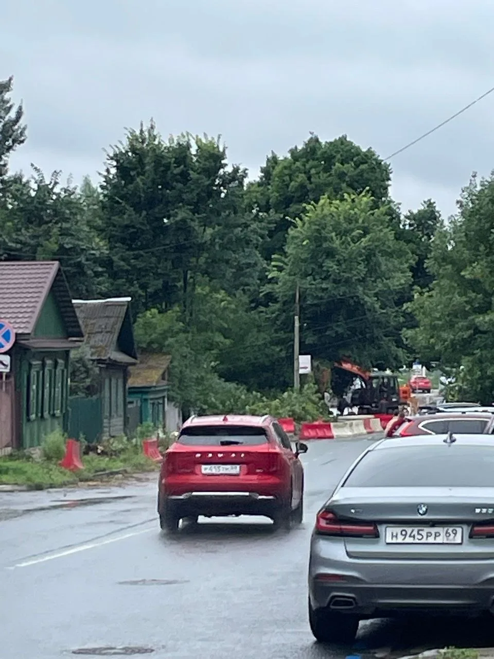 Пишут:Может кто-нибудь внятно объяснить, с какой целью пилят все деревья на Базановой??
Кому они меш