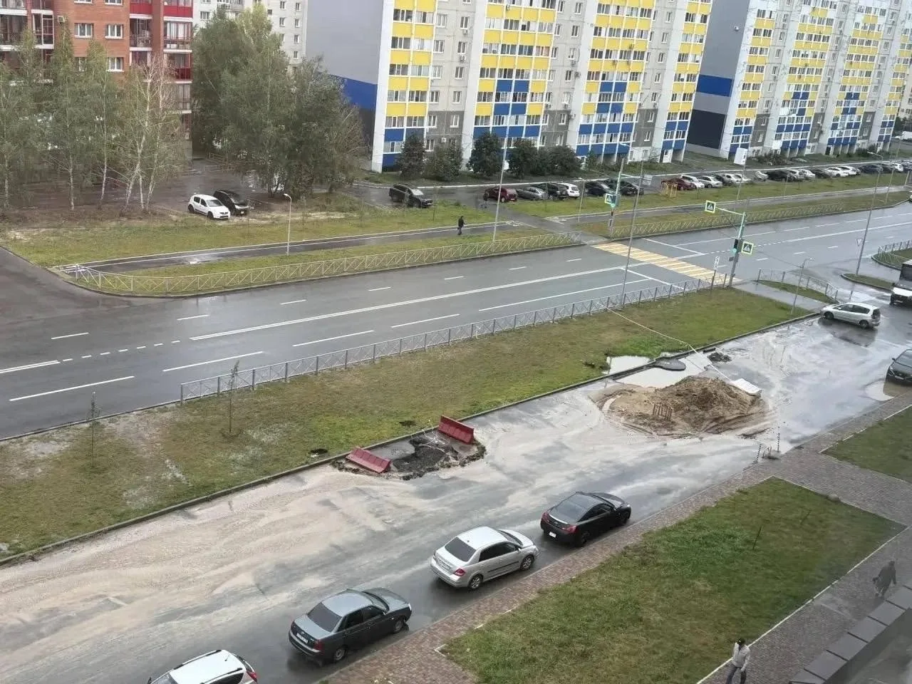 В Заозерном провалился асфальт из-за порыва