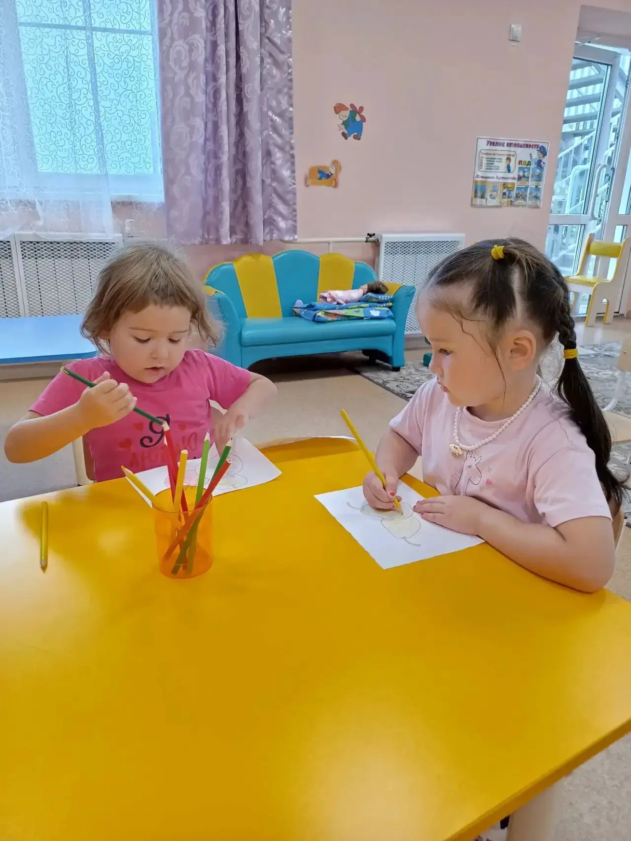 В группе «Гномики» прошло занятие по рисованию «Яблоко»🍎