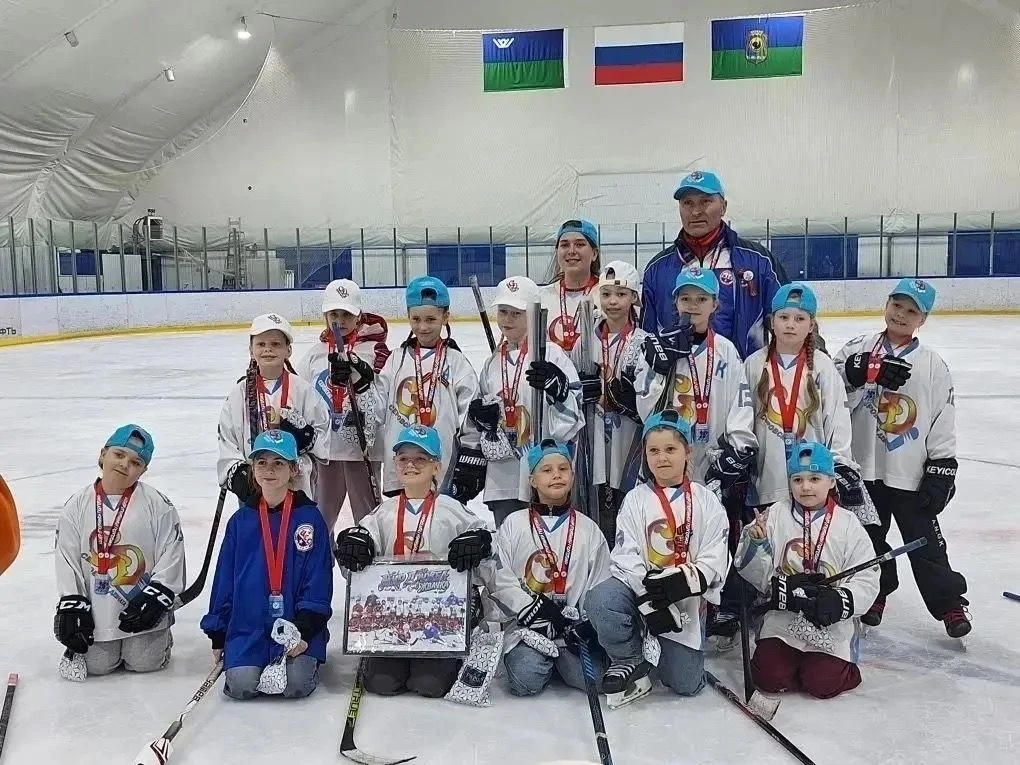 🥅 «Серовские девчата» — чемпионы!  В Нягани команда девочек заняла 1 место на первенстве по хоккею с