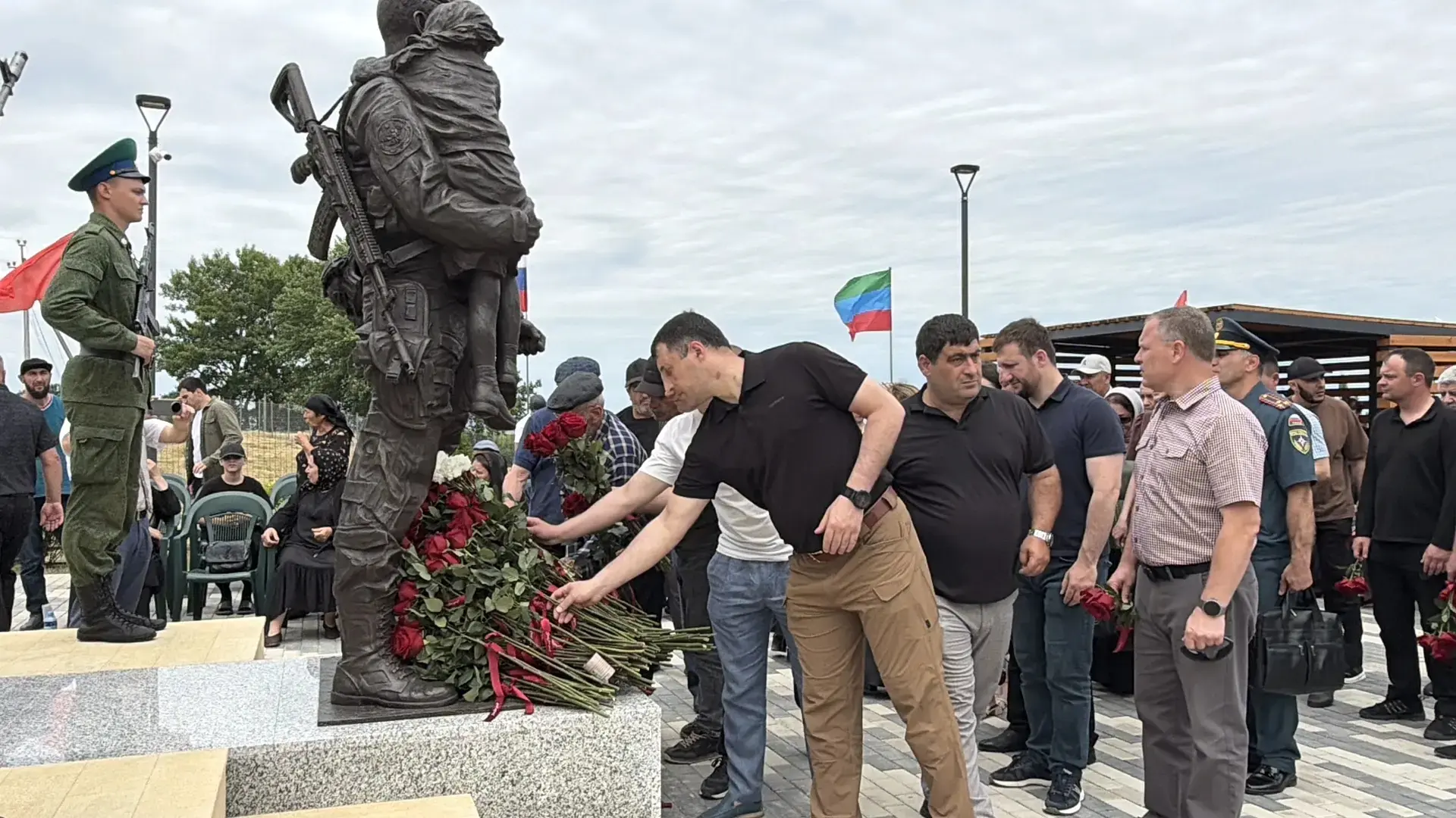 Церемония возложения цветов к памятнику . Открытие мемориального комплекса "Сад Памяти"...