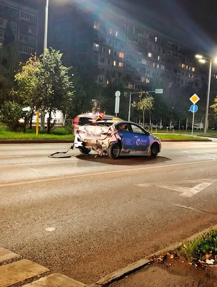 Большегруз разнёс такси на Амирхана в Казани