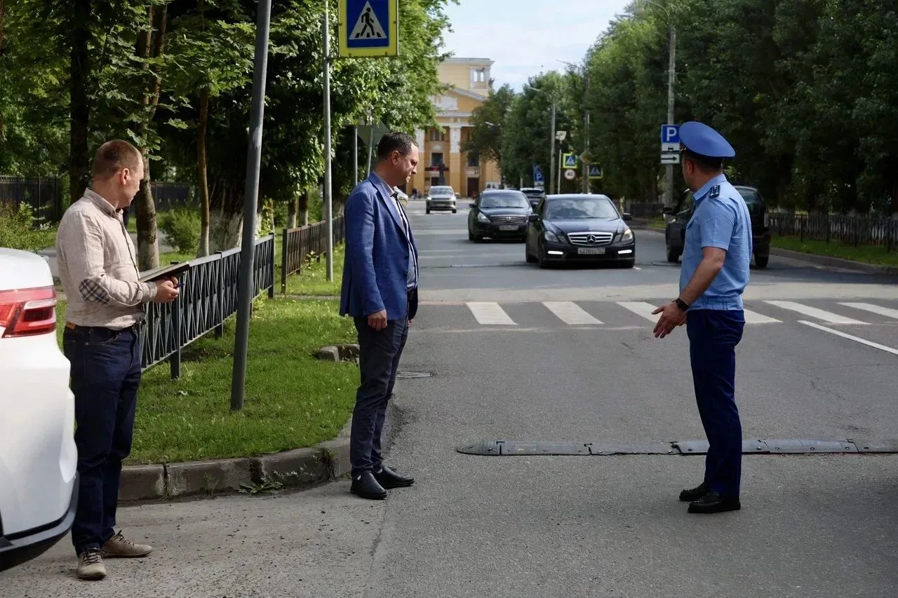 И.о. Волховского городского прокурора проведена проверка состояния улично-дорожной сети района

Испо