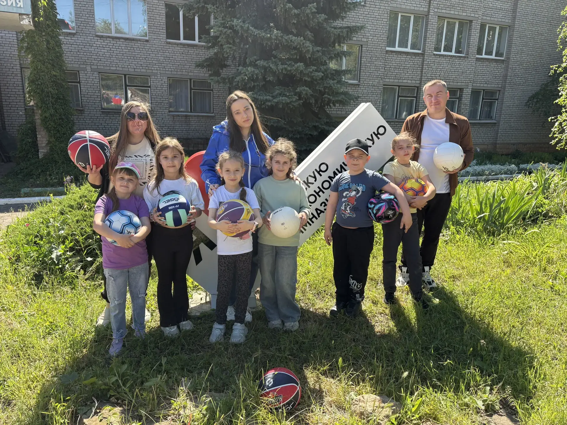 Депутат Совета городского округа города Алчевск от партии «Единая Россия» Хасан Картоев подарил Алче