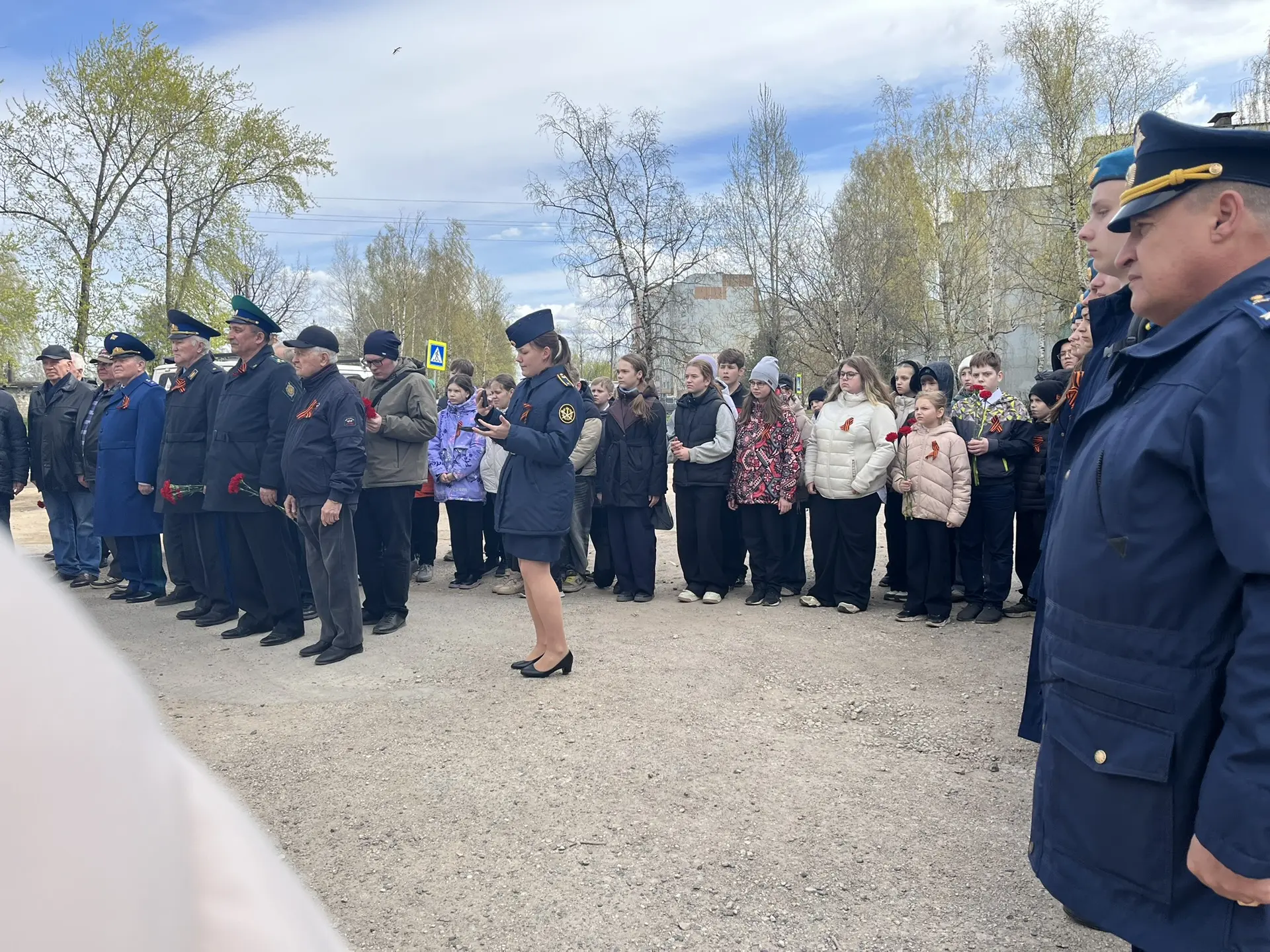30 апреля, обучающиеся 5-х классов, почтили память Михаила Минина, водрузившего знамя Победы над Рей