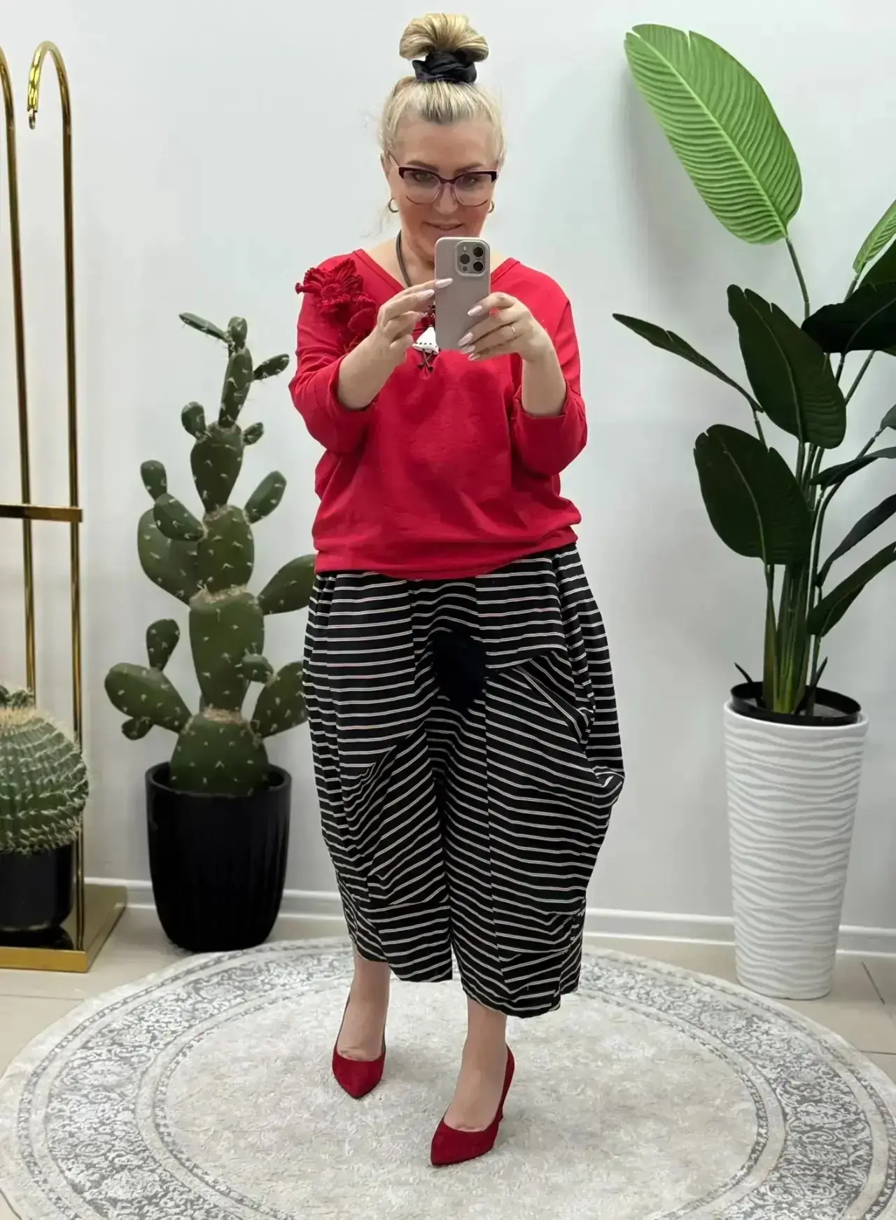 🥰Стиль сегодня: архитектура кроя от WENDY + уличный шик. 

👋Любимые кюлоты в полоску снова спасают