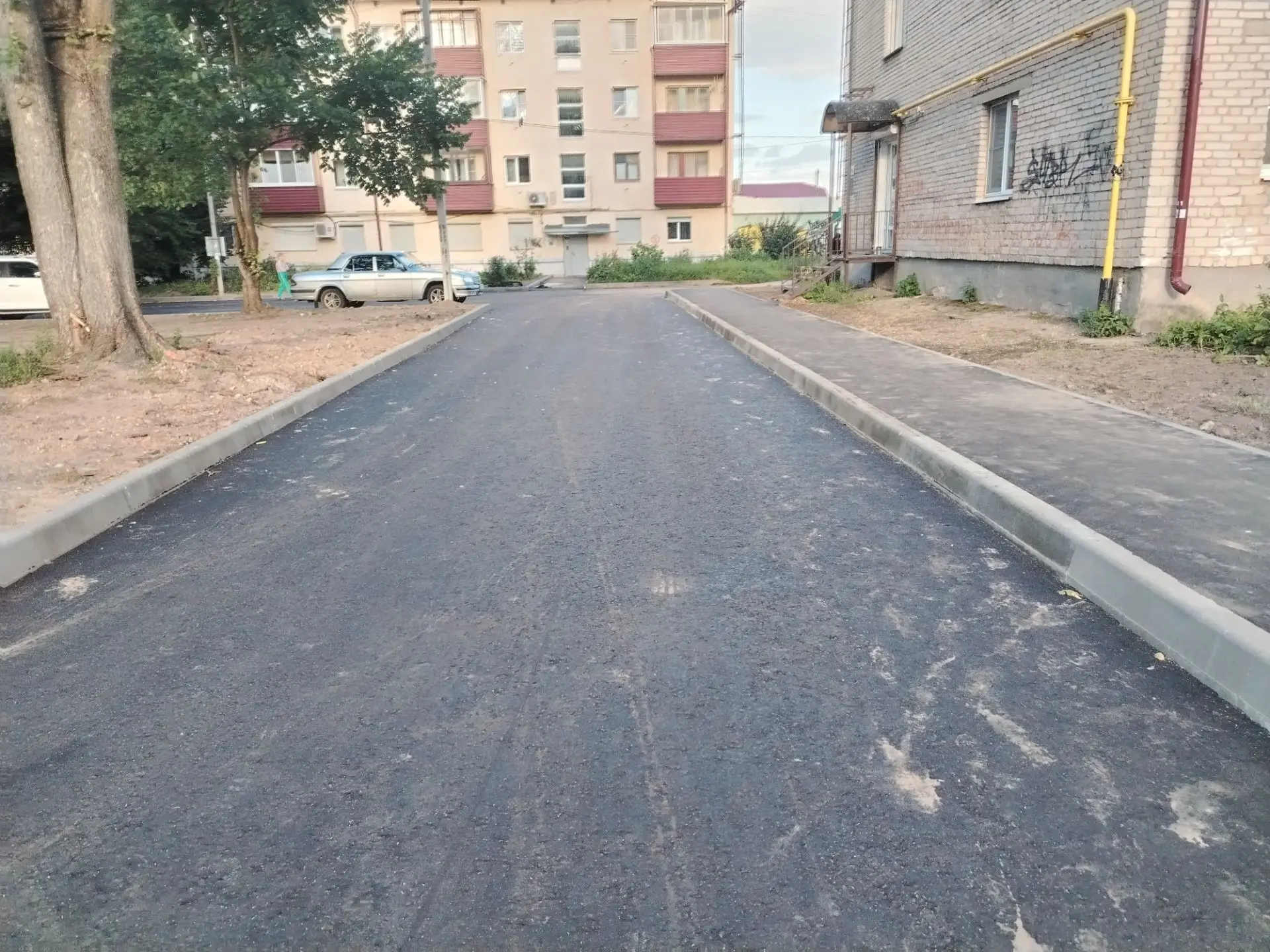 Движется к завершению благоустройство дворовой территории по ул. Петра Алексеева 🚜