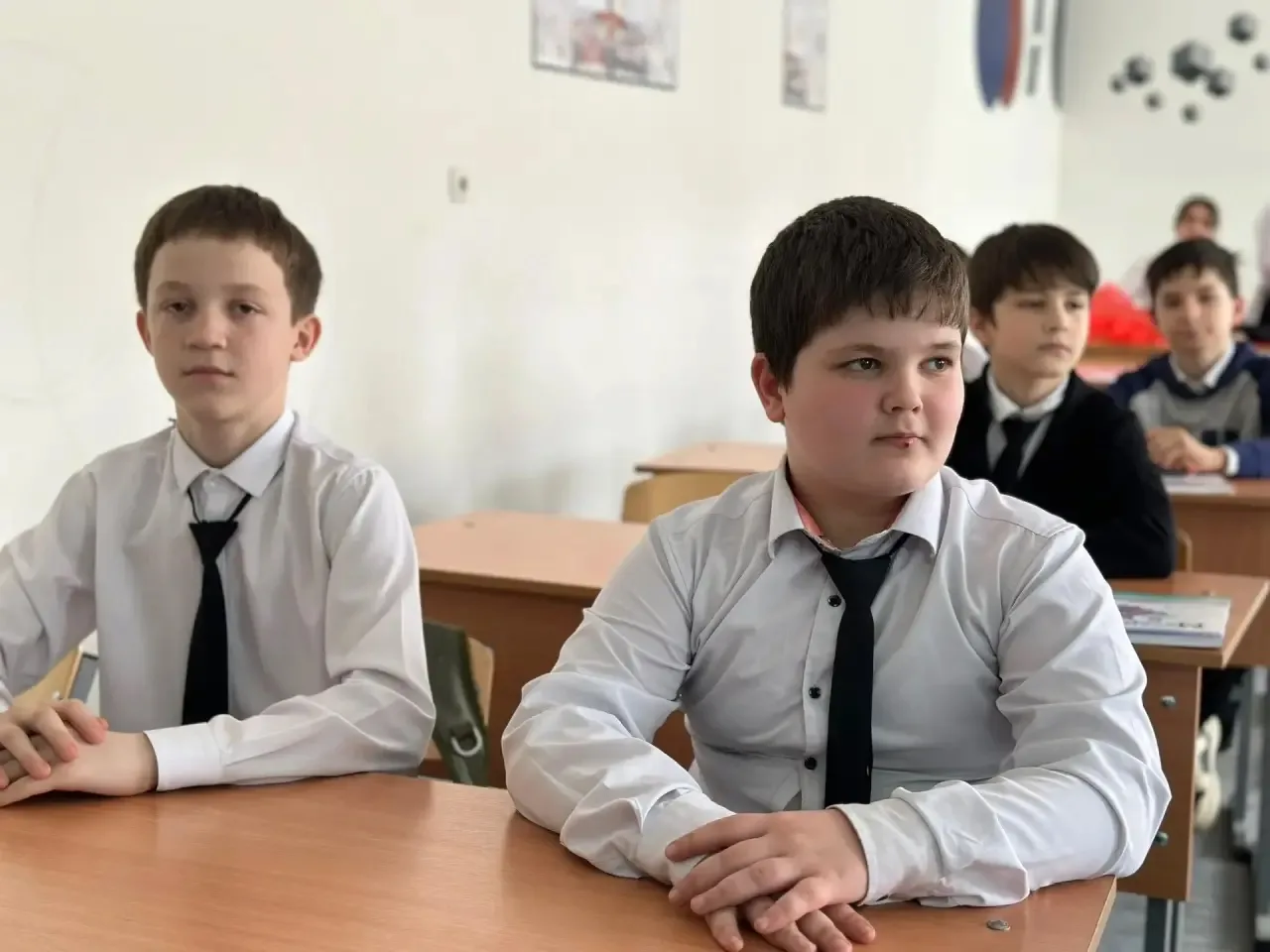 В МБОУ «СОШ № 64» г. Грозного проведена тематическая лекция «Знание о героях». В ходе лекции учащиес