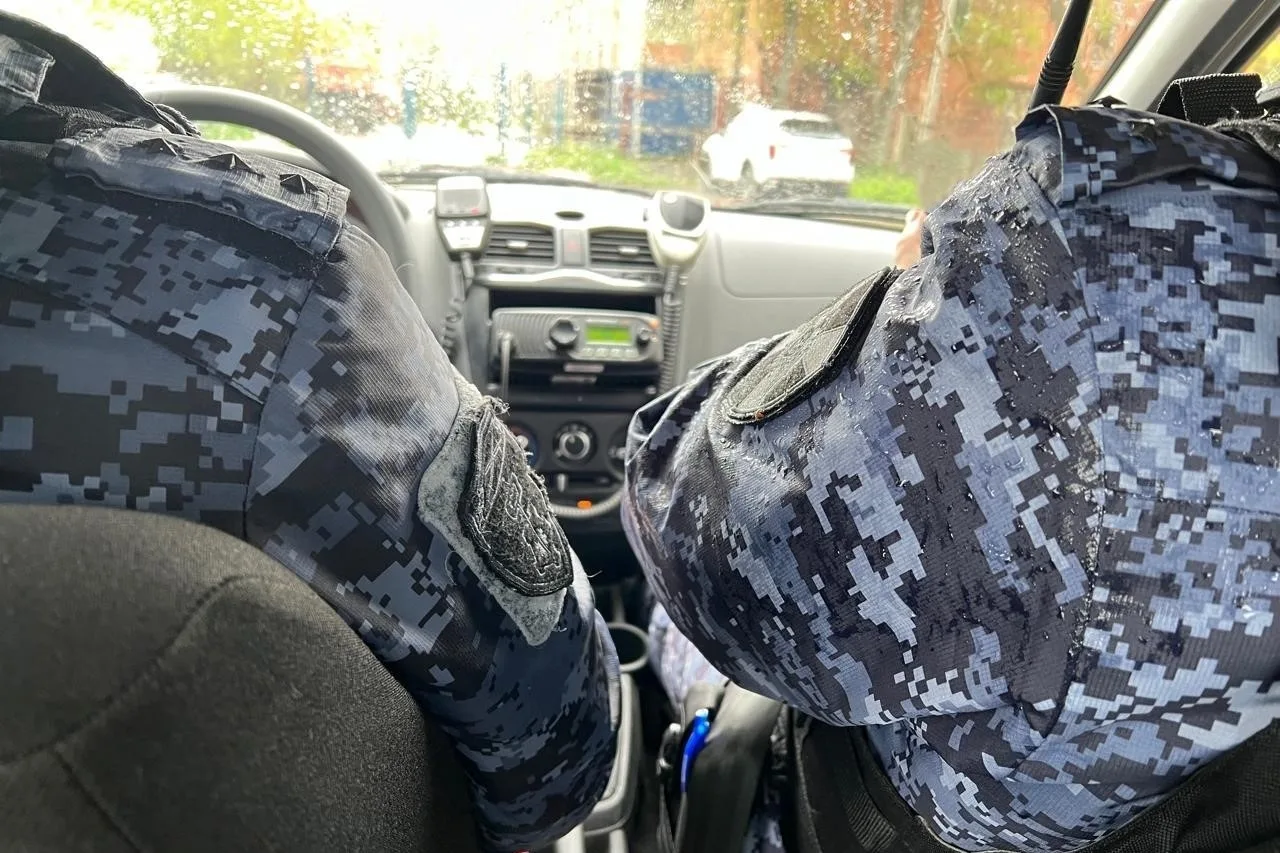 В Волховском районе сотрудники Росгвардии и полиции оперативно задержали грабителя, уча...