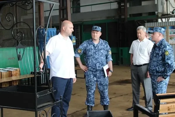 С целью ознакомления с производственными площадями, а также с условиями содержания лиц, отбывающих н
