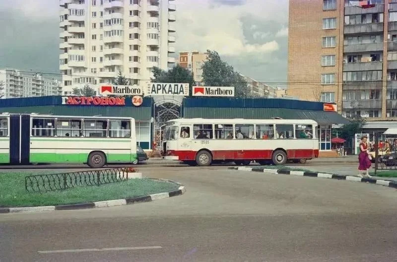 📸 Архивный кадр 2003 года у метро «Кантемировская»: автобусы у станции и торговый цент...