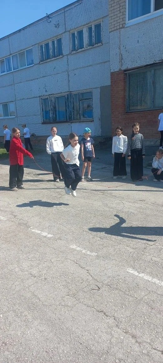 Вперёд, к Победе!  Накануне великого праздника – Дня Победы – в нашей школе царила особая атмосфера.